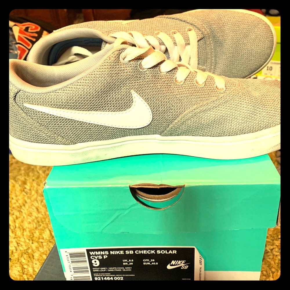 Women’s tennis shoes